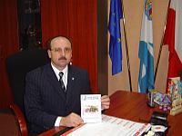 Burmistrz Andrzej Rogozinski prezentuje broszur informacyjn
